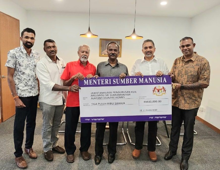 ரவாங், பண்டார் கன்றி ஹோம்ஸ் ஸ்ரீ சுப்பிரமணியர் ஆலயத்திற்கு  அமைச்சர் சிவகுமார் வெ.30,000  மானியம்