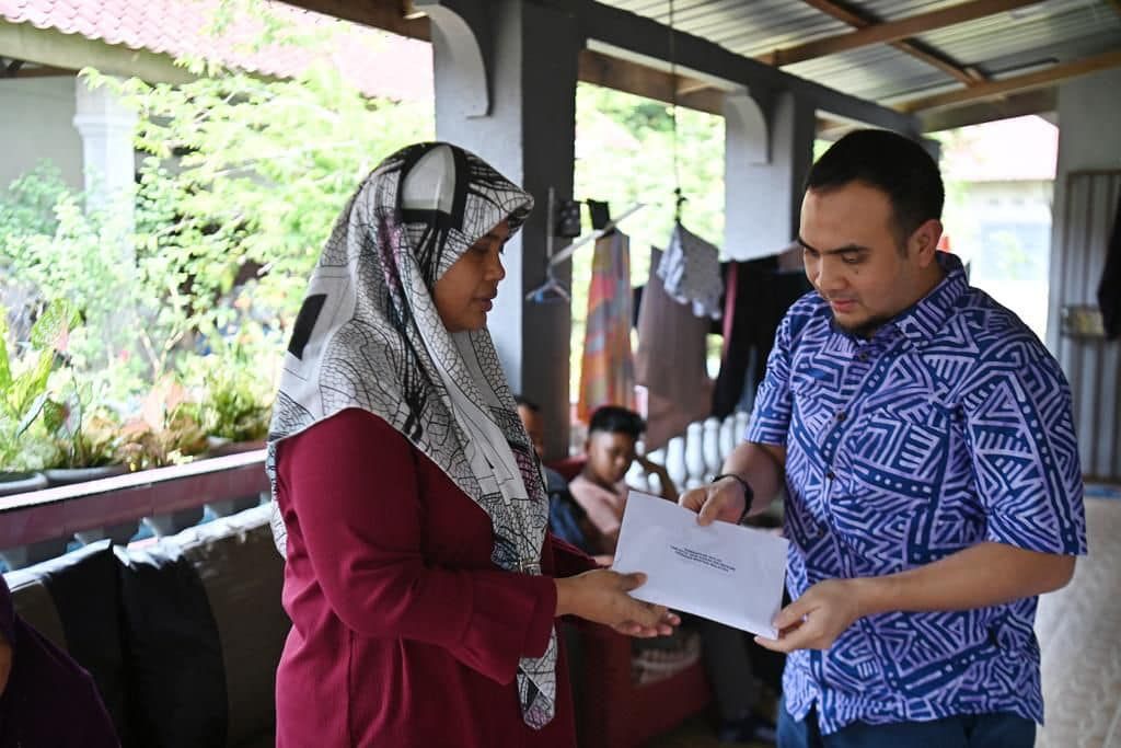 探望坠机2罹难者家属 安华政治秘书代交捐款