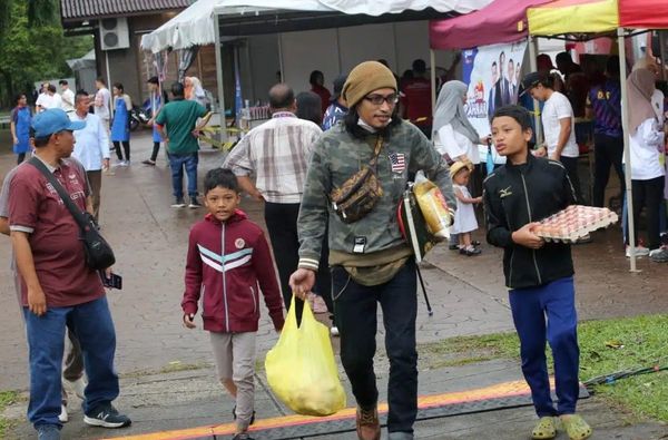 雨天无损民众采购便宜货 沙登慈悯市集人山人海