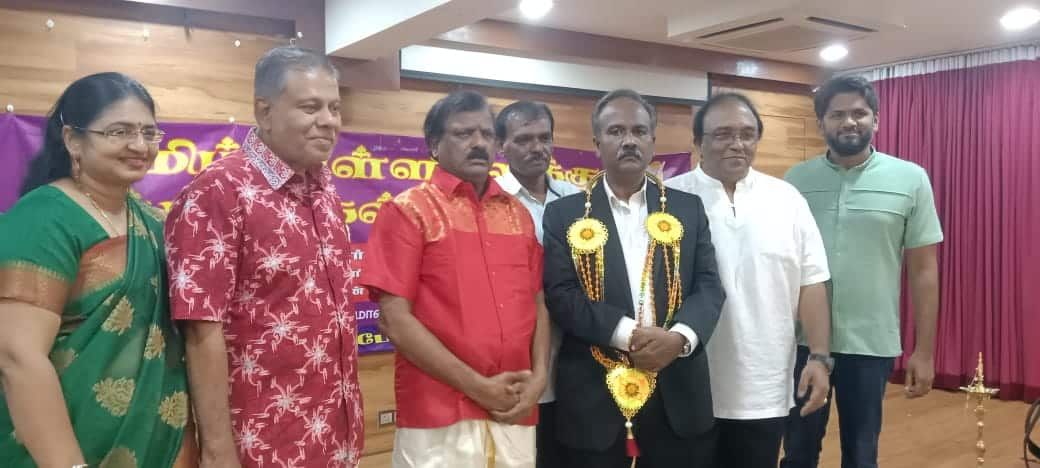 30 தமிழ்ப் பள்ளிகளுக்கு  வெ.20,000 வெள்ளி மதிப்புள்ள புத்தகங்கள்- அமைச்சர்    சிவகுமார் அன்பளிப்பு