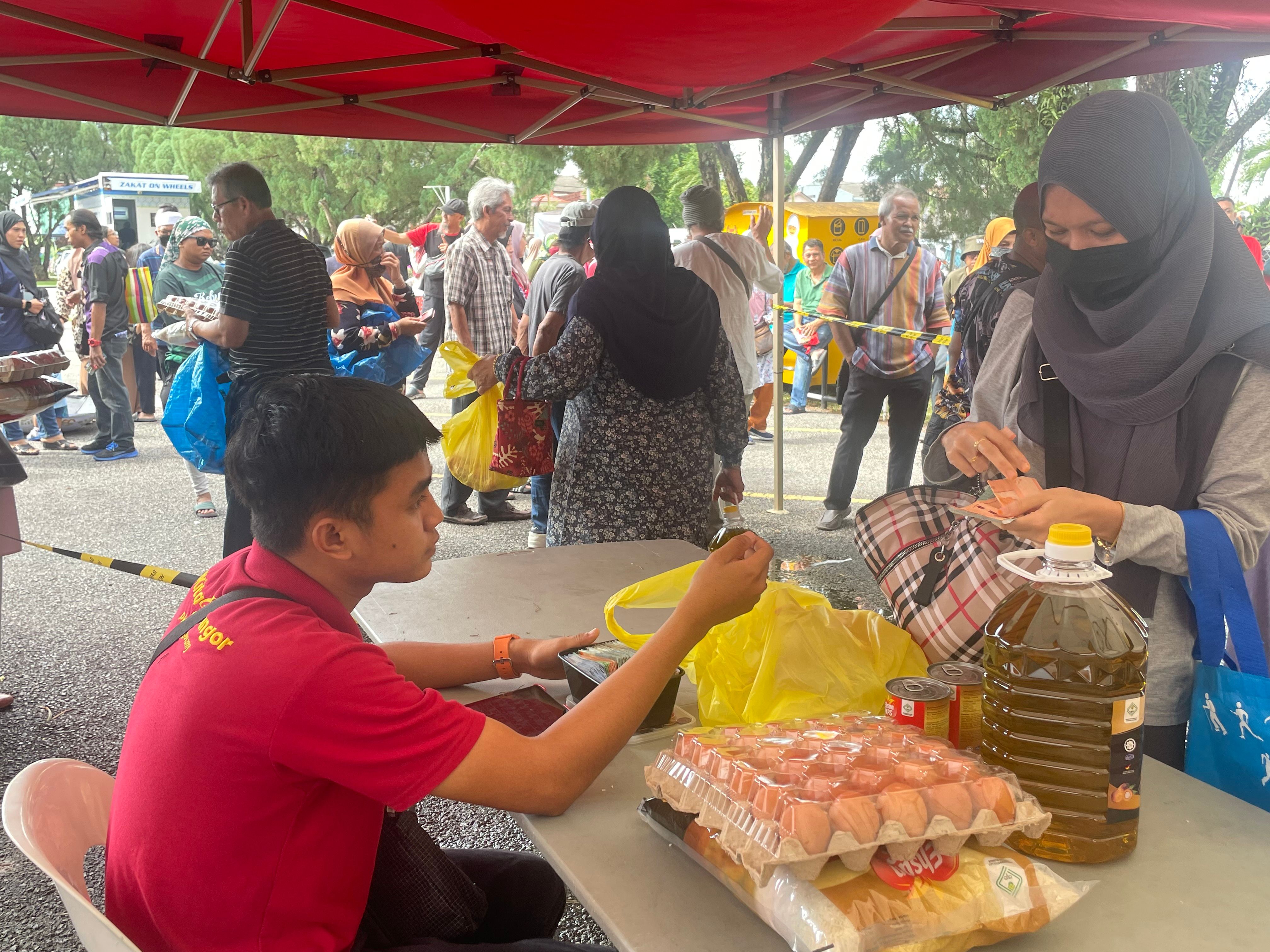 Orang ramai teruja kunjungi jualan murah, beratur seawal 6.30 pagi