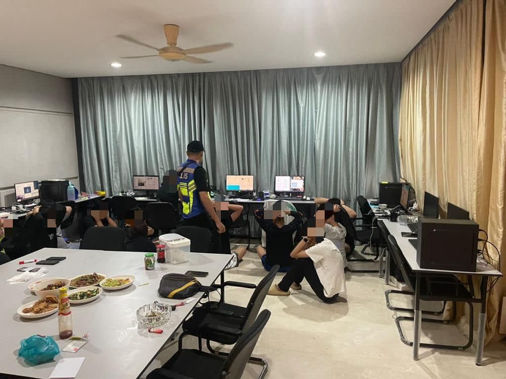 警方突击两公寓捕23人 涉嫌在线招聘诈骗行为