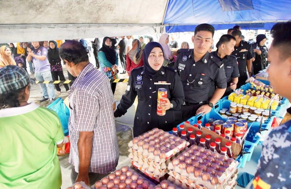 慈悯市集来到梳邦再也警区开卖  警民齐齐响应采购便宜食材