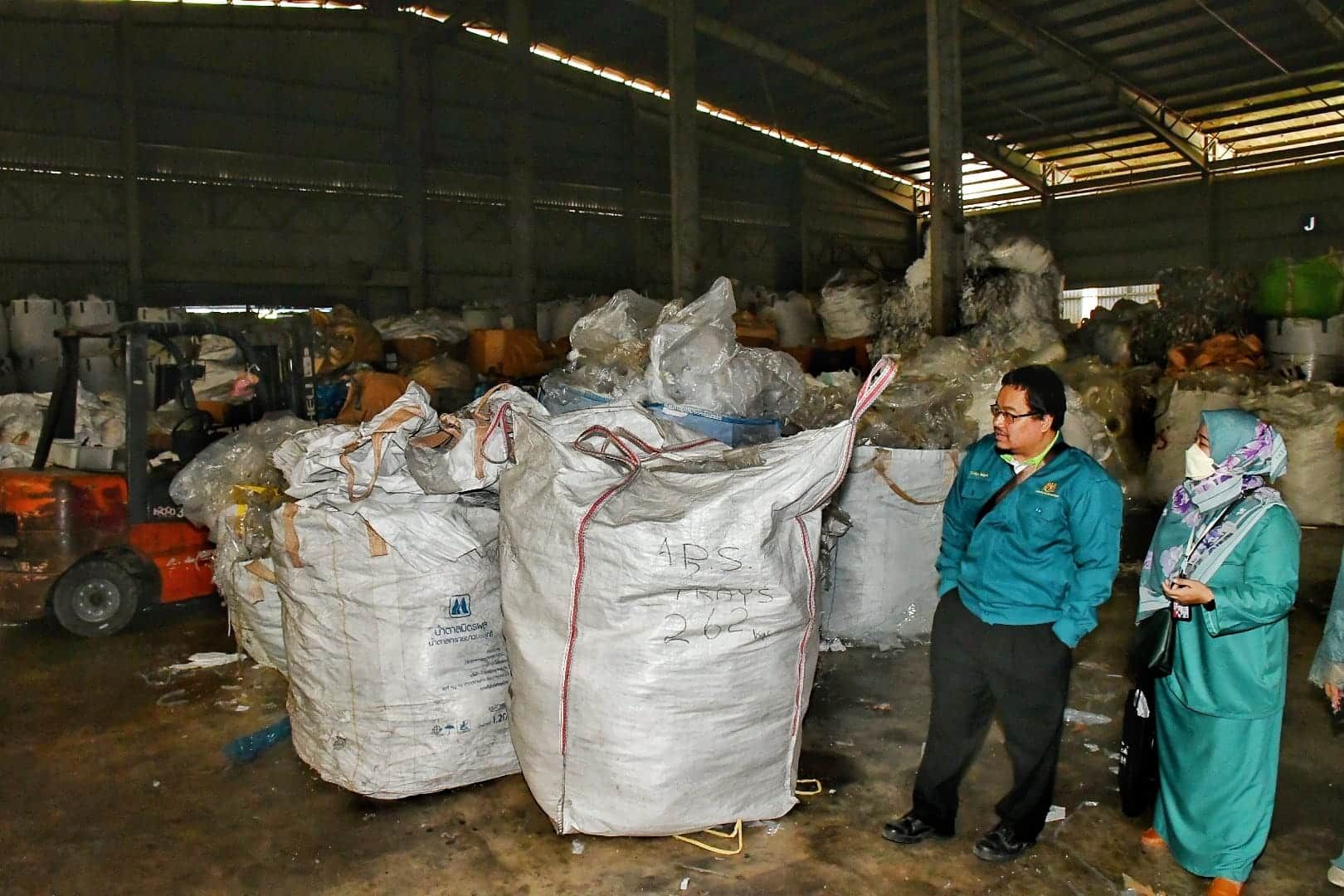 塑料循环厂非法运作 勒令即时关闭.充公3起重机