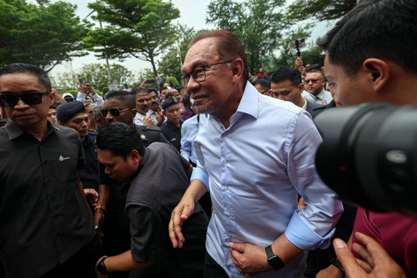 东盟峰会:安华伉俪抵达印尼雅加达