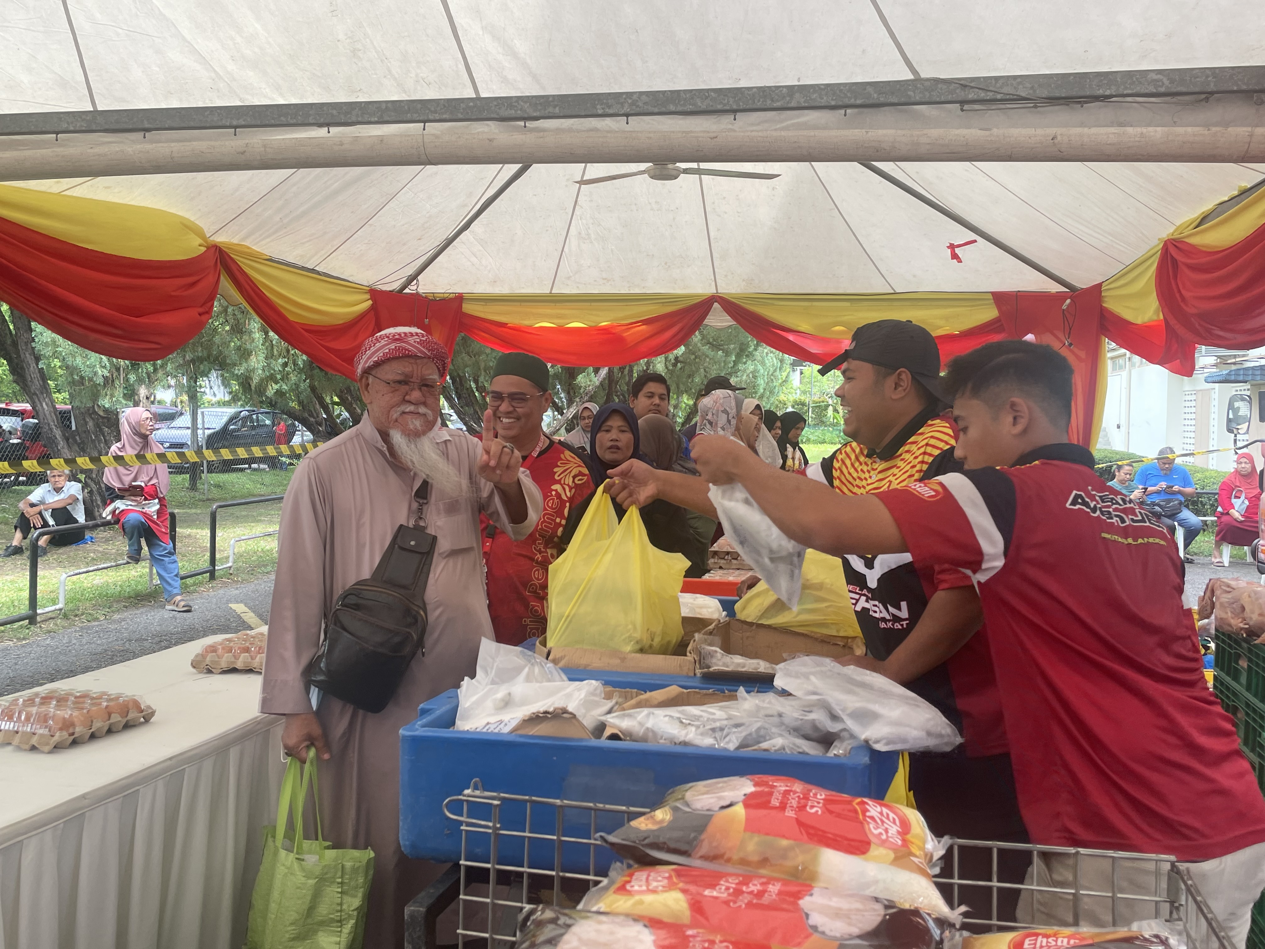 Hari bertemu pelanggan jadi pusat sehenti, ada jualan murah, kaunter zakat