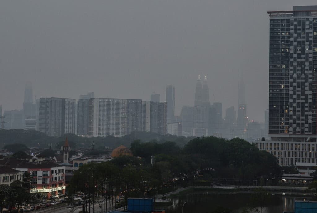 இரண்டு பகுதிகளில் ஆரோக்கியமற்ற காற்று மாசுக் குறியீடு (API) அளவீடுகள்  பதிவாகியுள்ளன