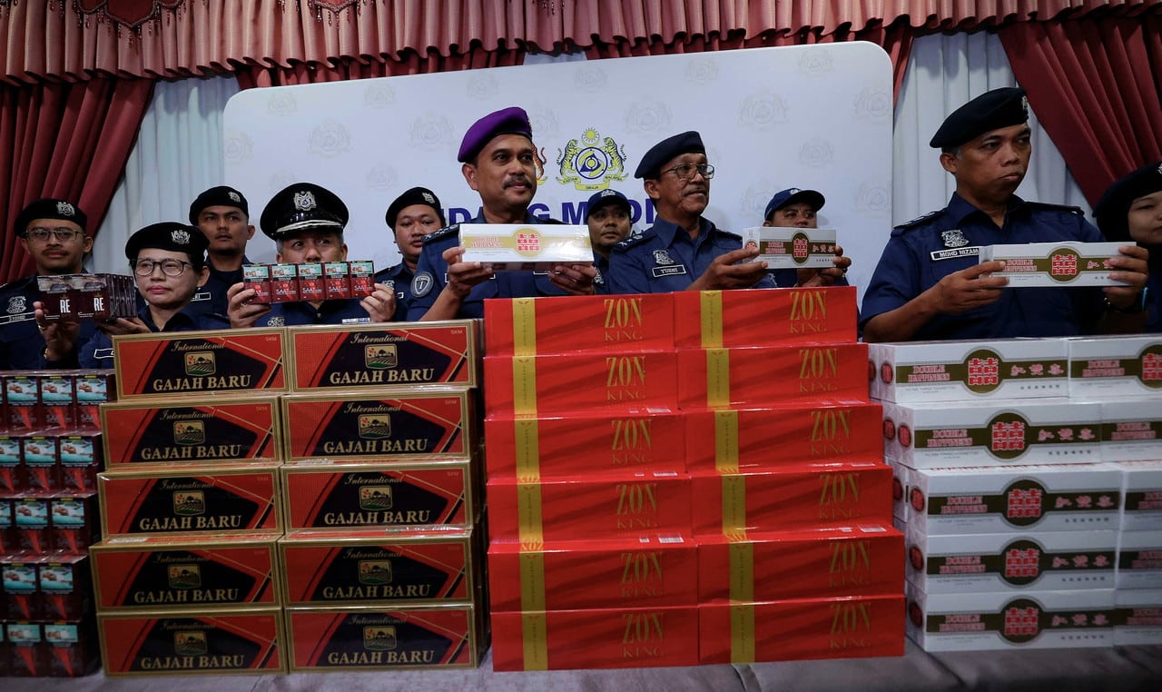 Johor Customs seize kretek, white cigarettes worth RM3.9 mln