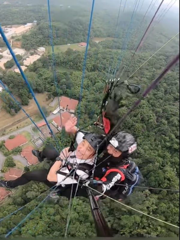 黄瑞林访乌雪考察地方旅游 亲身体验高空滑伞刺激