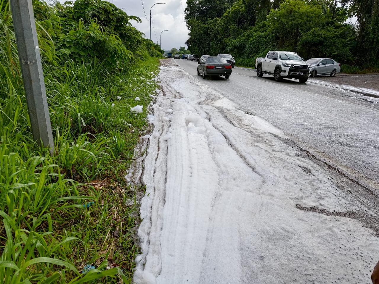 龙溪路旁涌现泡沫    雪水务局快速应对保住滤水站