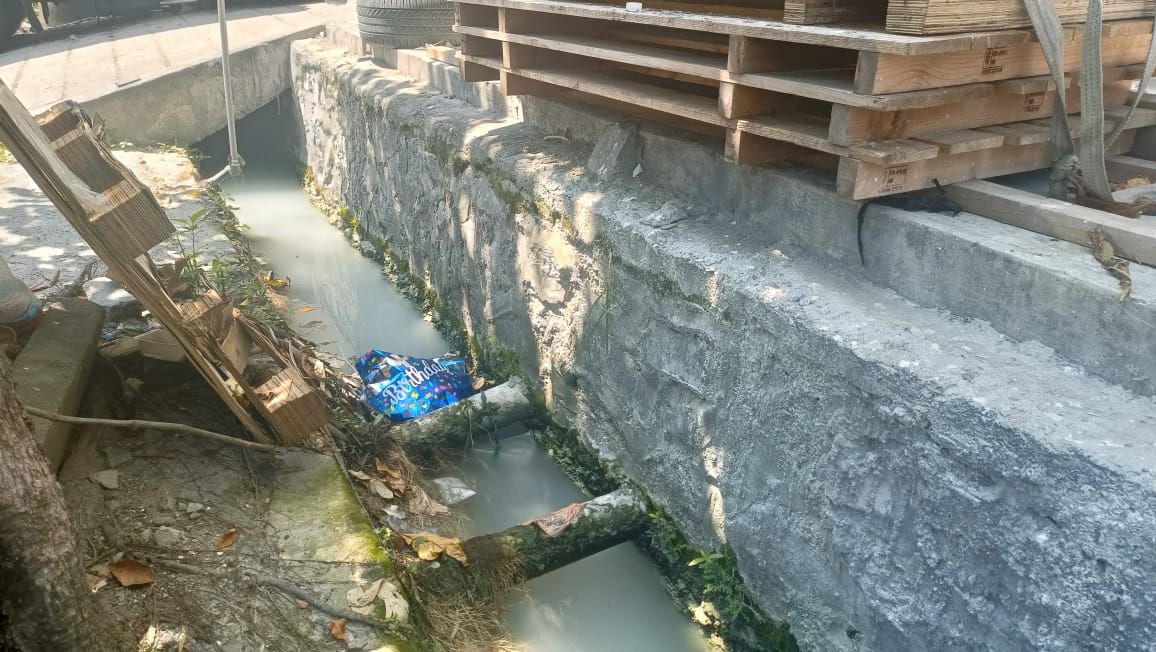 工业沟渠呈白色可疑液体   王俊伟立寻源头免酿污染