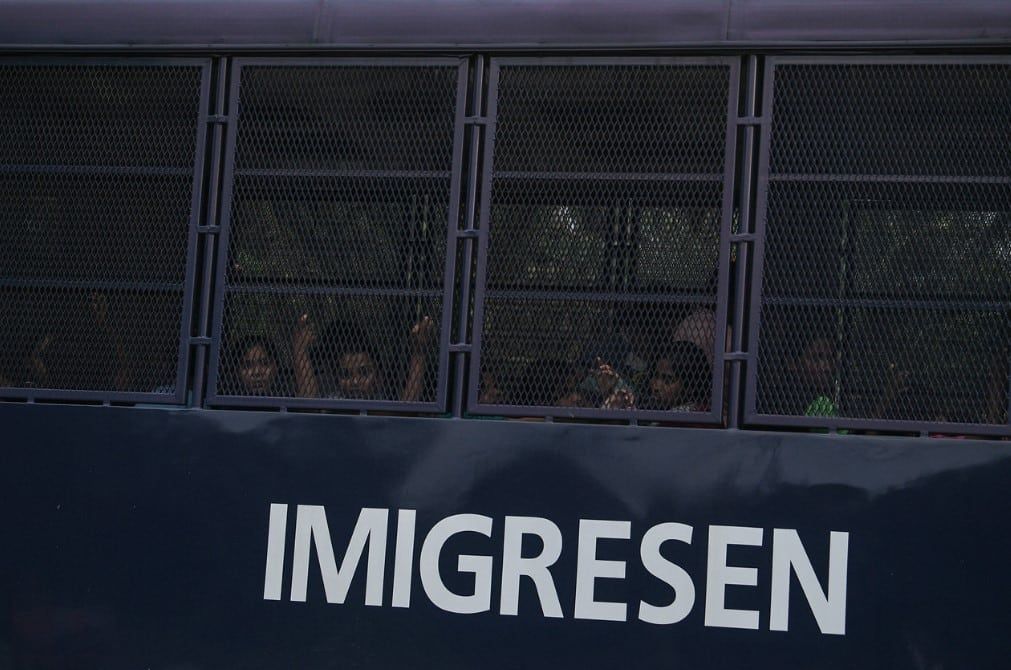 12外籍男无证乘巴士  遭警方拦下被捕