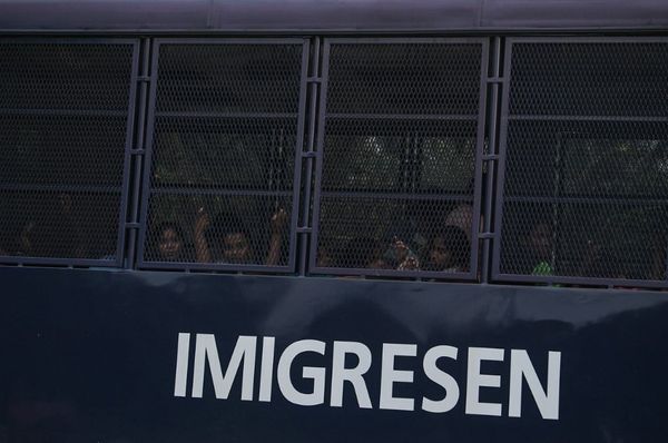 12外籍男无证乘巴士 遭警方拦下被捕