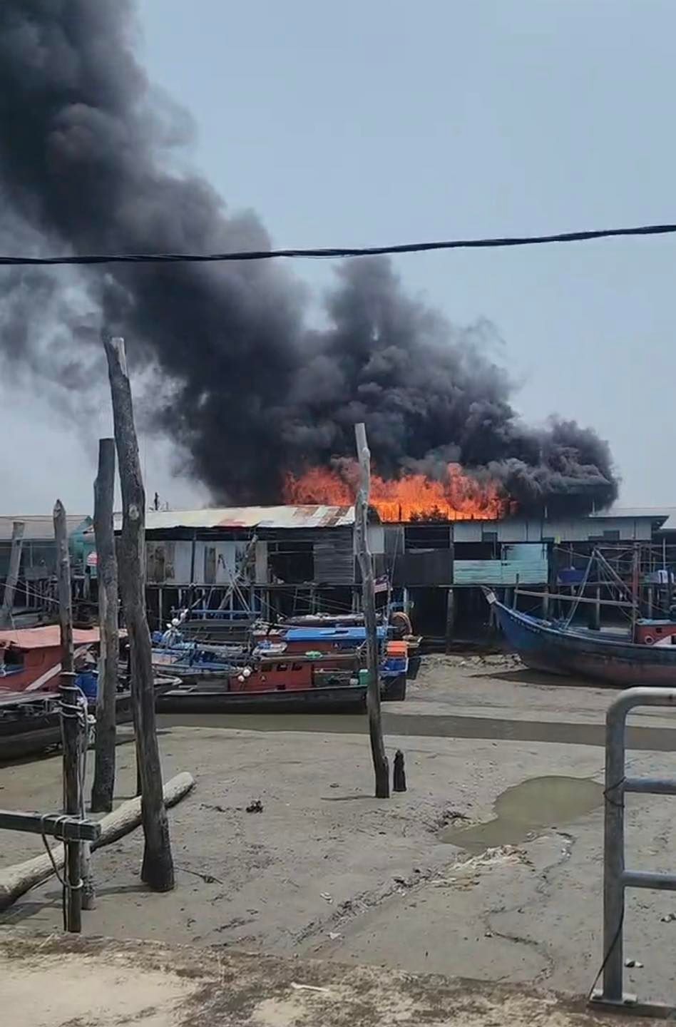 吉胆岛三木屋烧毁 其中一家妇女失联