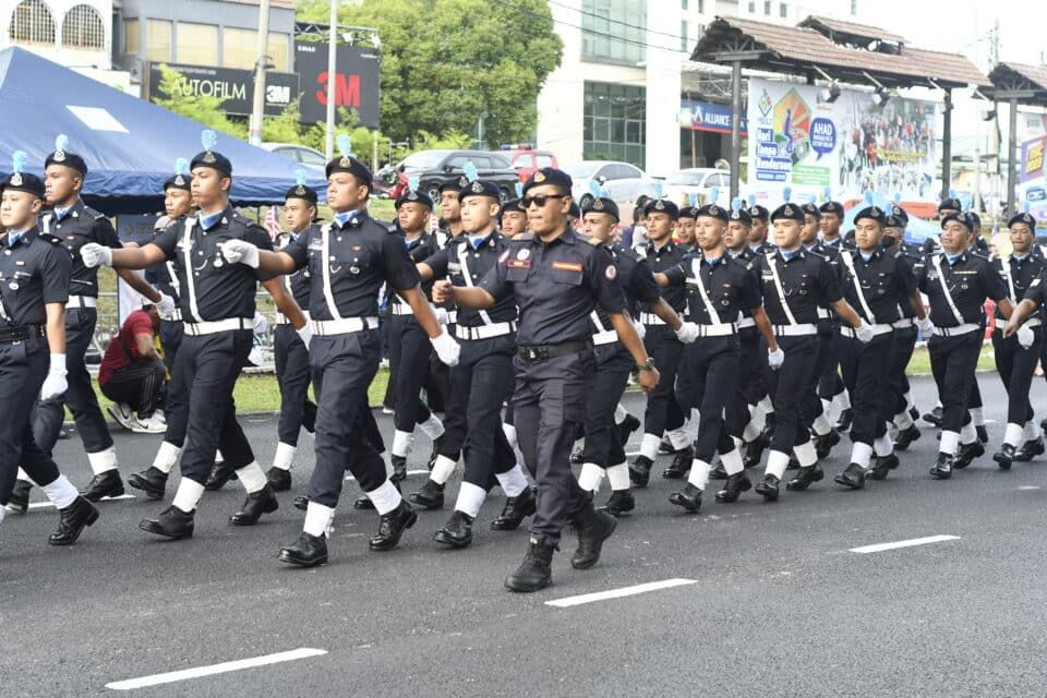 梳邦再也市厅办无车日    2千人参与国庆游行