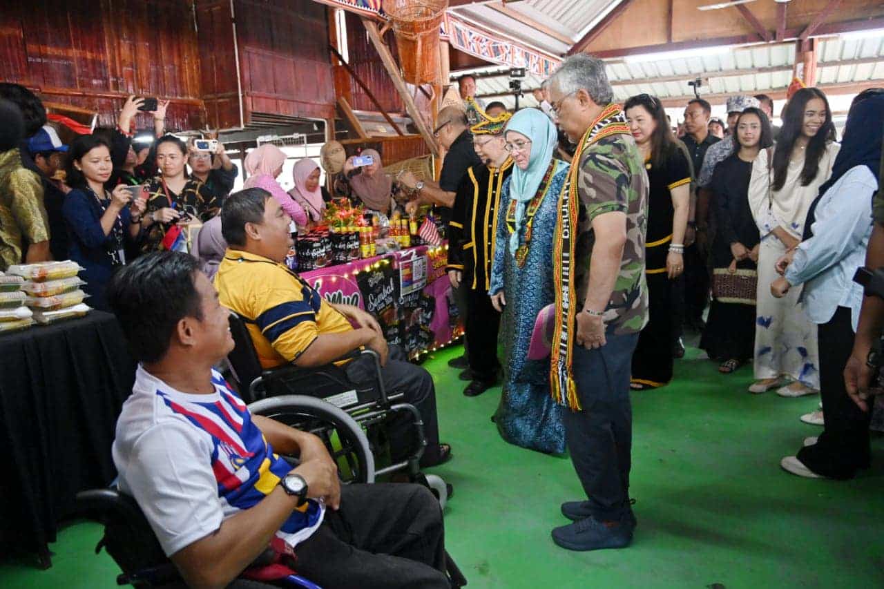Hasrat OKU lumpuh kaki bertemu Agong, Permaisuri tercapai