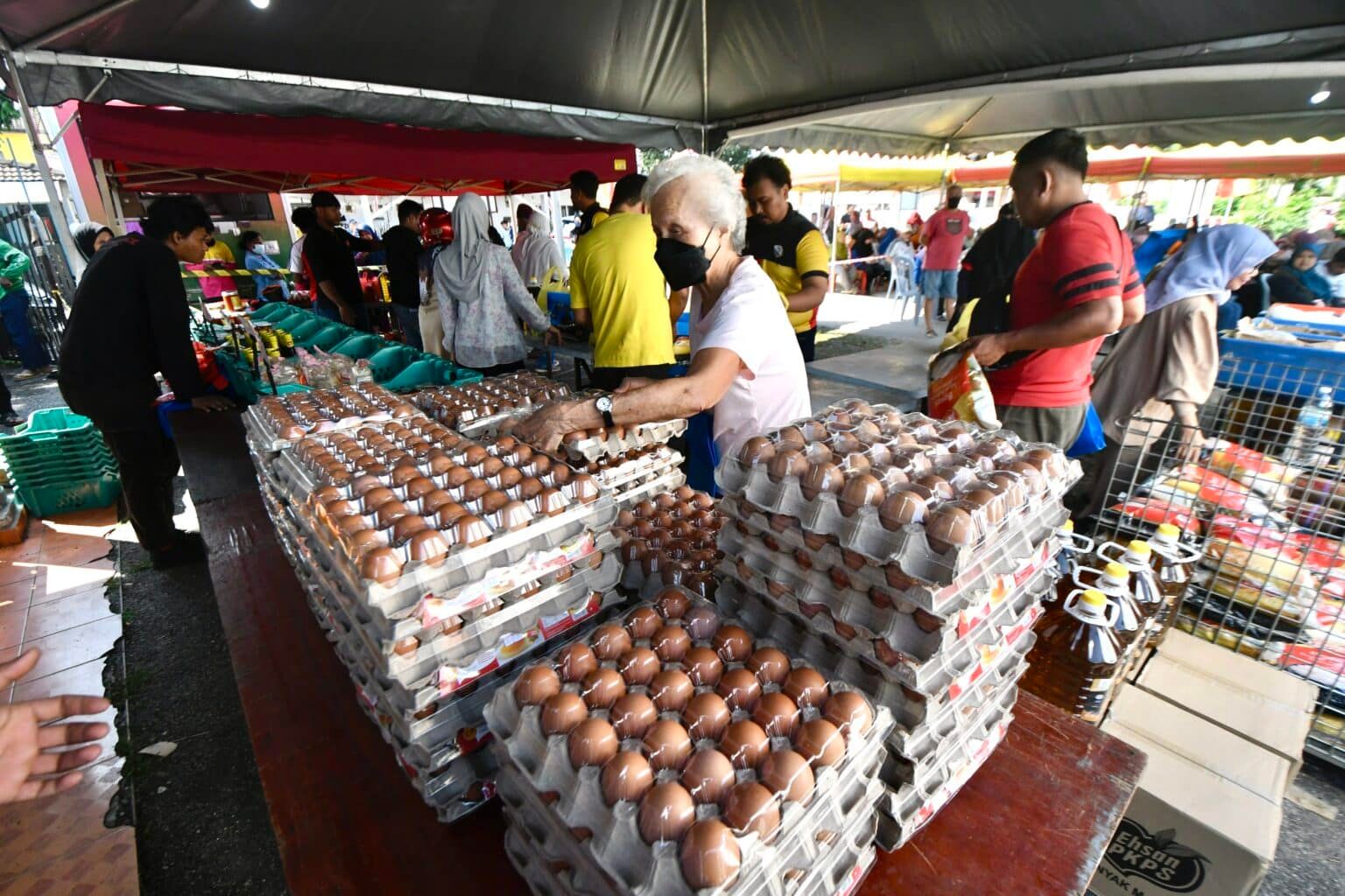 Jualan murah ayam, telur, beras di tiga lokasi pagi ini