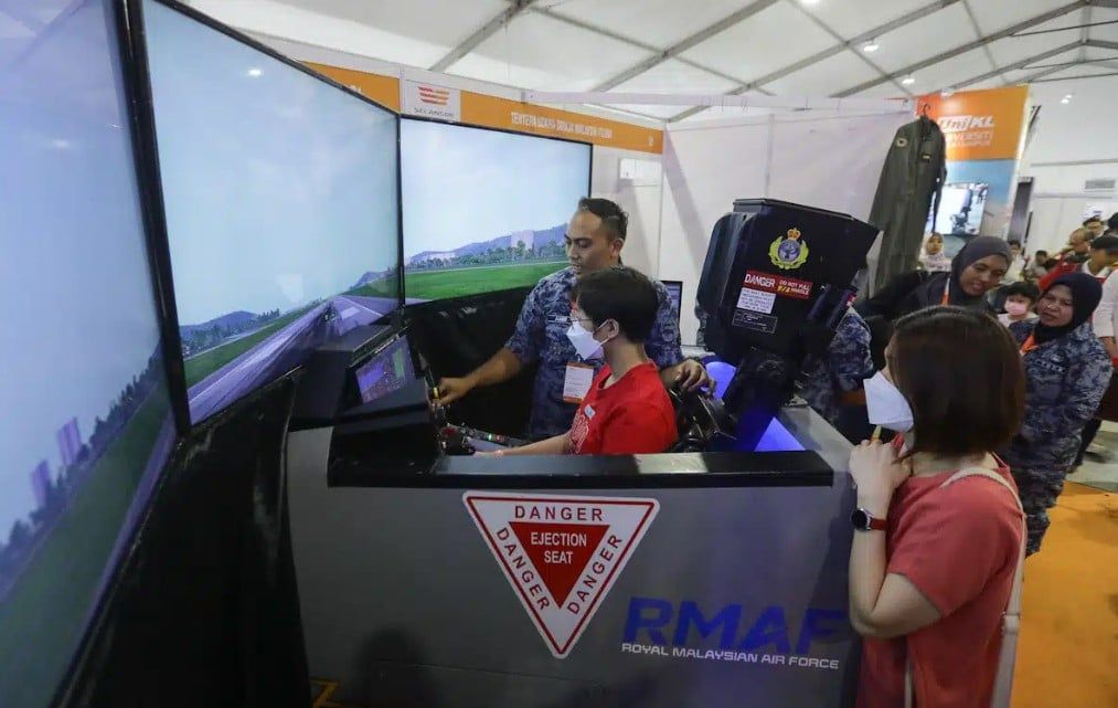 第三届雪州航空展今开放  千人窥探各种商务飞机