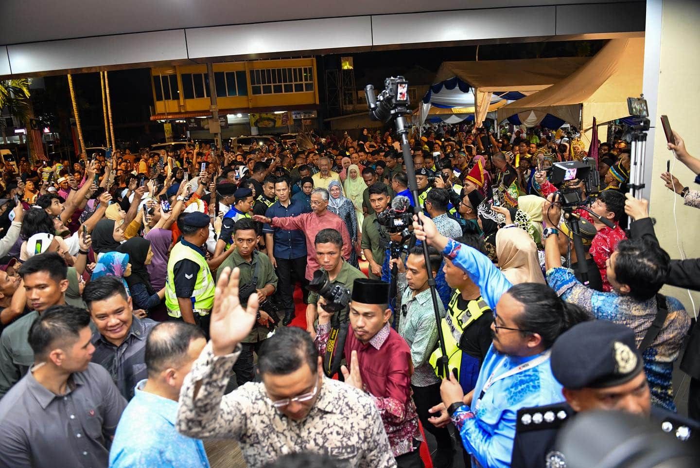 元首从斗湖开始远征之旅 陛下伉俪感动沙巴人热情