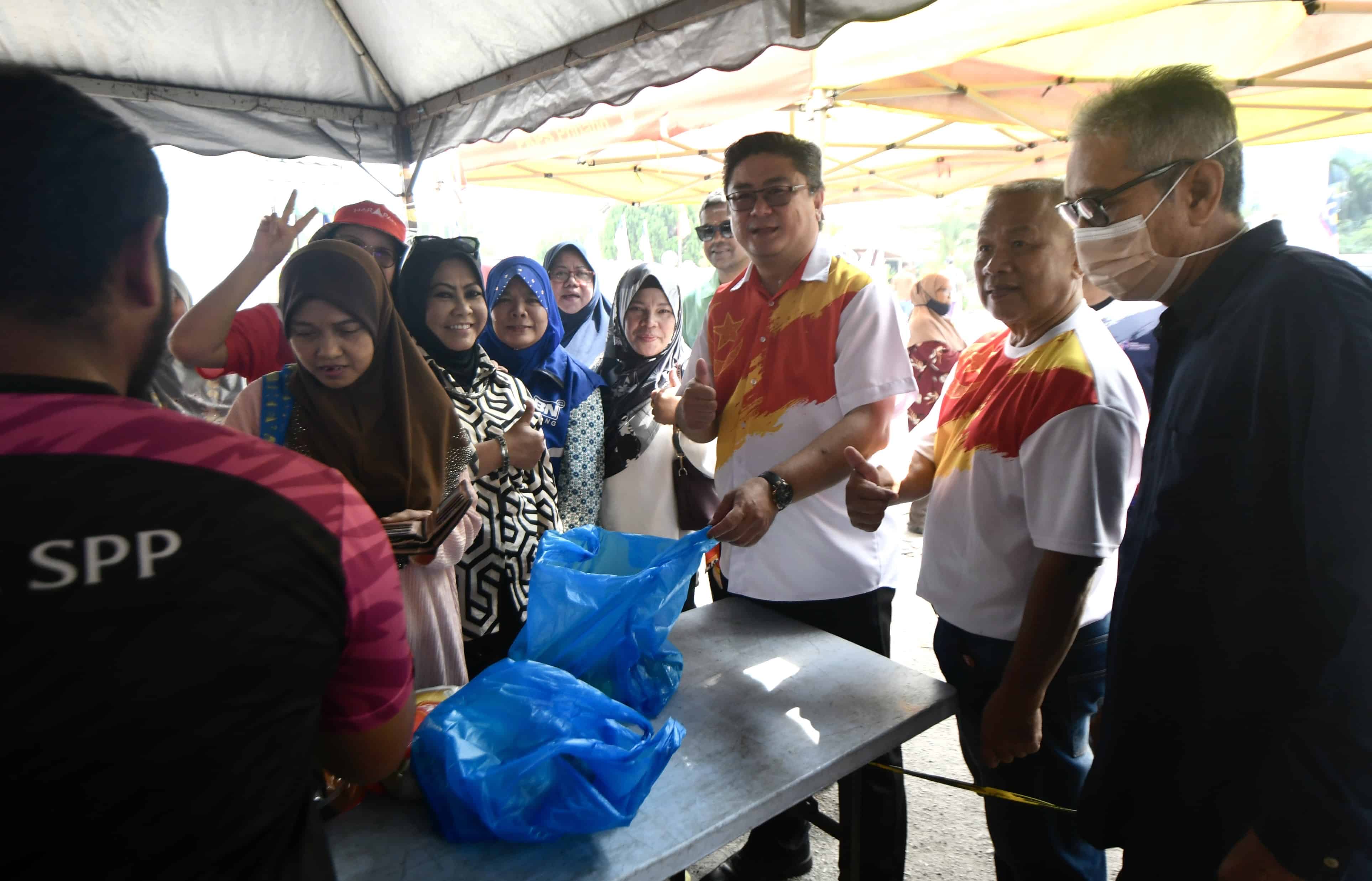 Rakyat ambil peluang salur aduan kepada pemimpin ketika program jualan murah