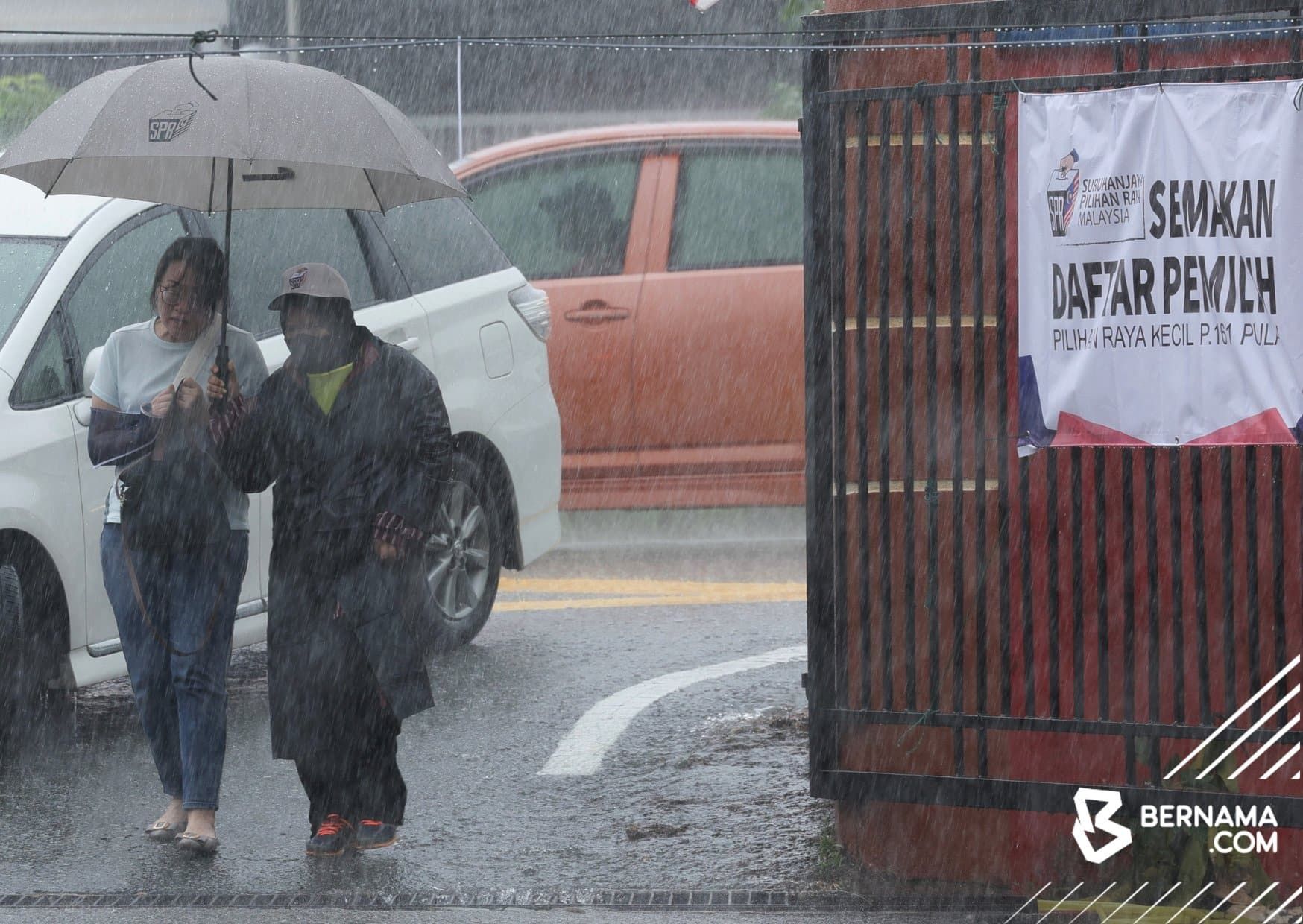 PRK: Hujan tidak halang pengundi bekerja di Singapura tunai tanggungjawab