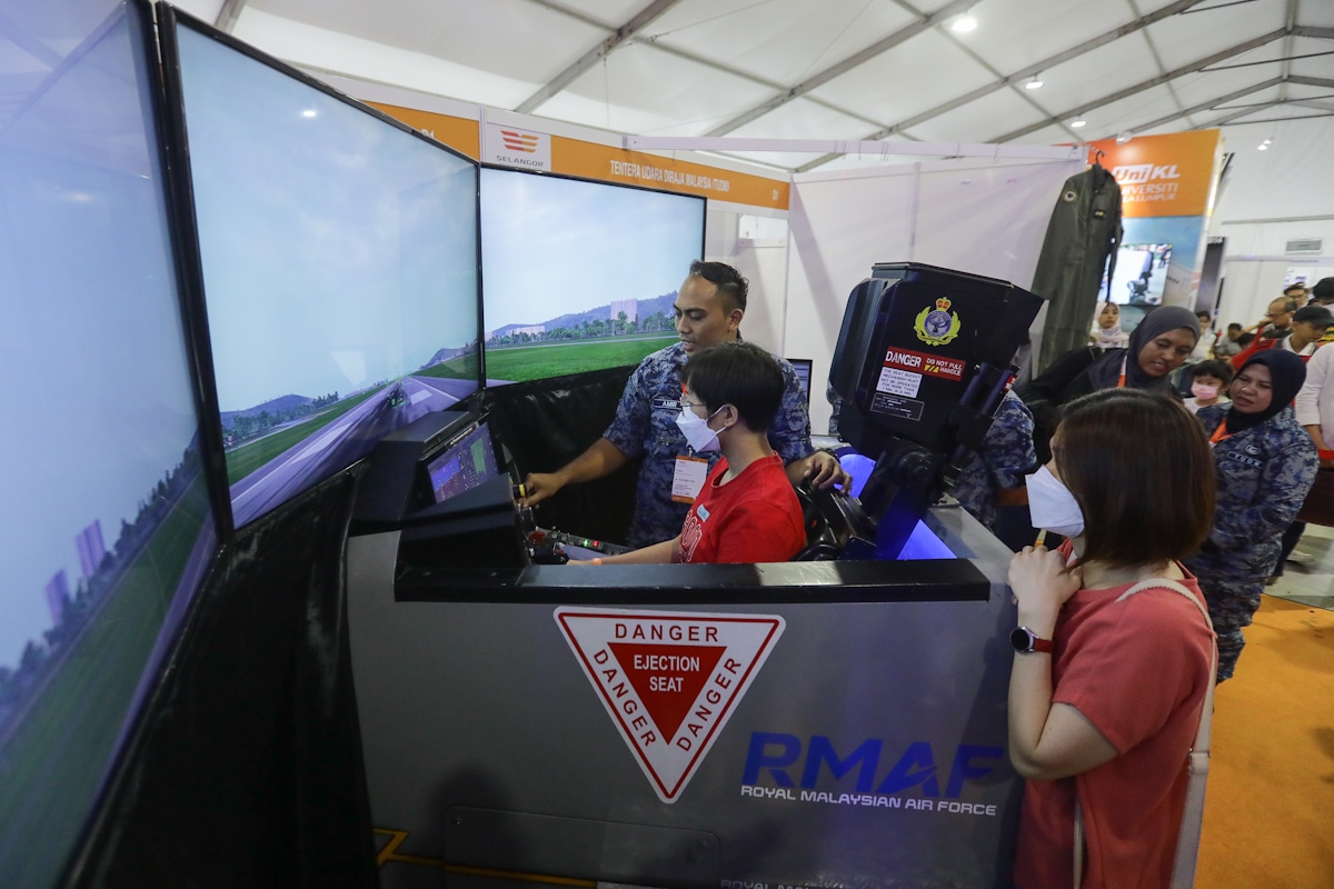 Pengunjung pameran udara tidak lepas peluang cuba simulator pesawat Hawk, dron