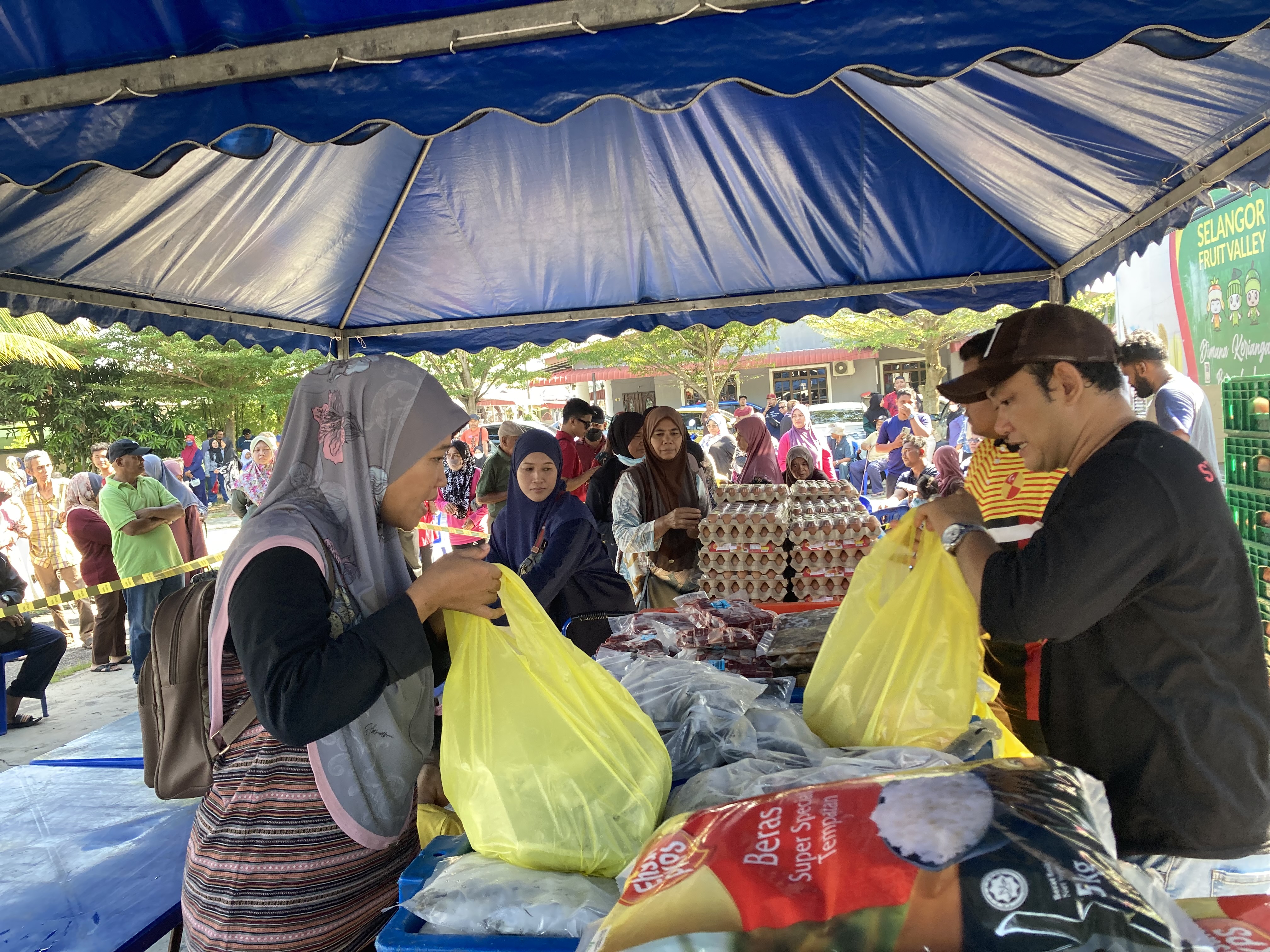 Beras, telur dapat permintaan tinggi di jualan murah DUN Dengkil
