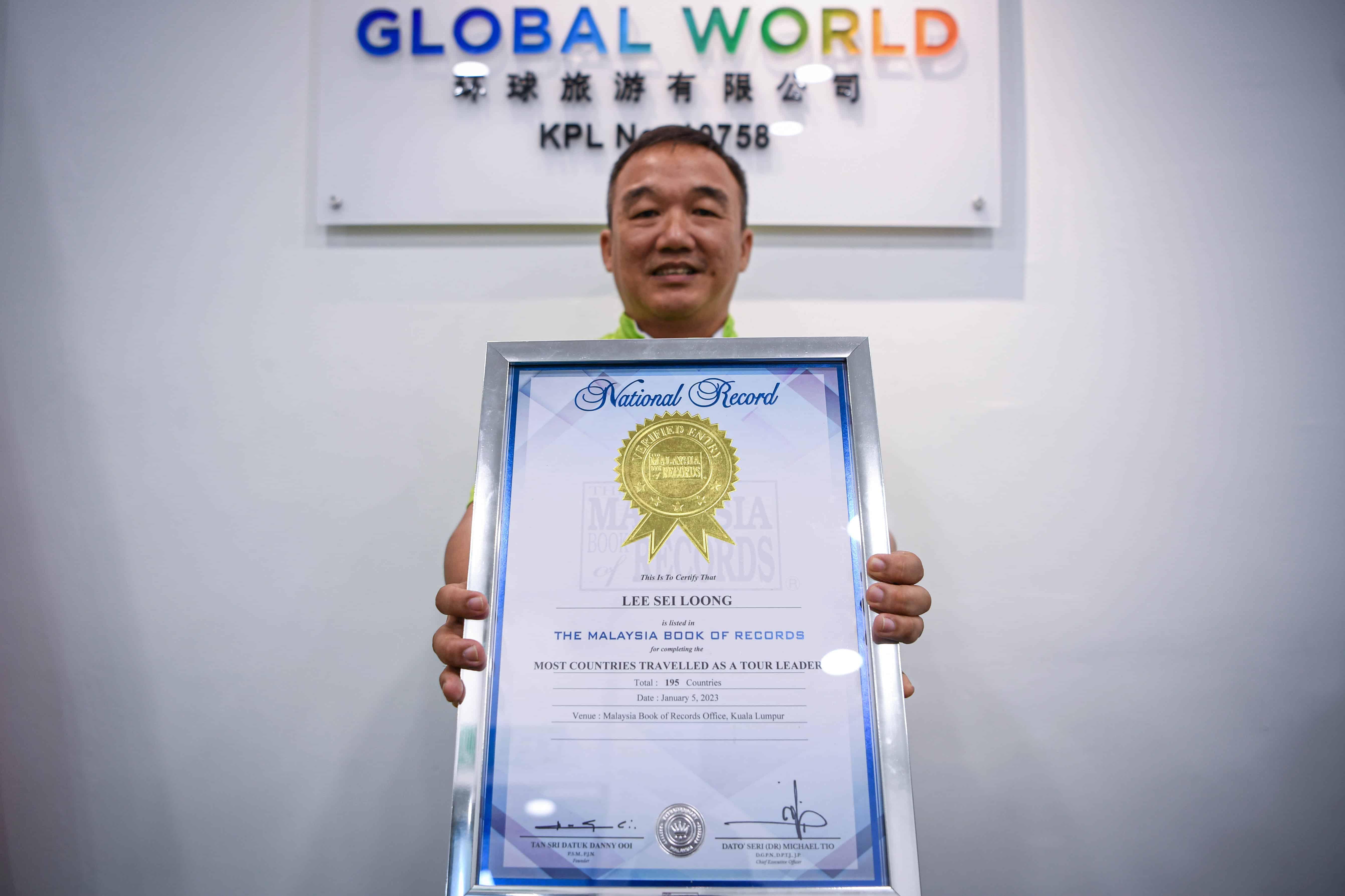 Pemandu pelancong diiktiraf Malaysia Book of Records selepas lawat 195 negara