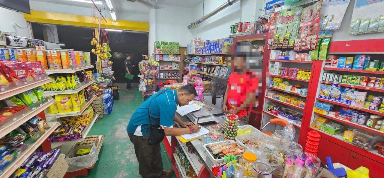 组屋“劳板”横行开各行业 执法人员上门取缔充公8店