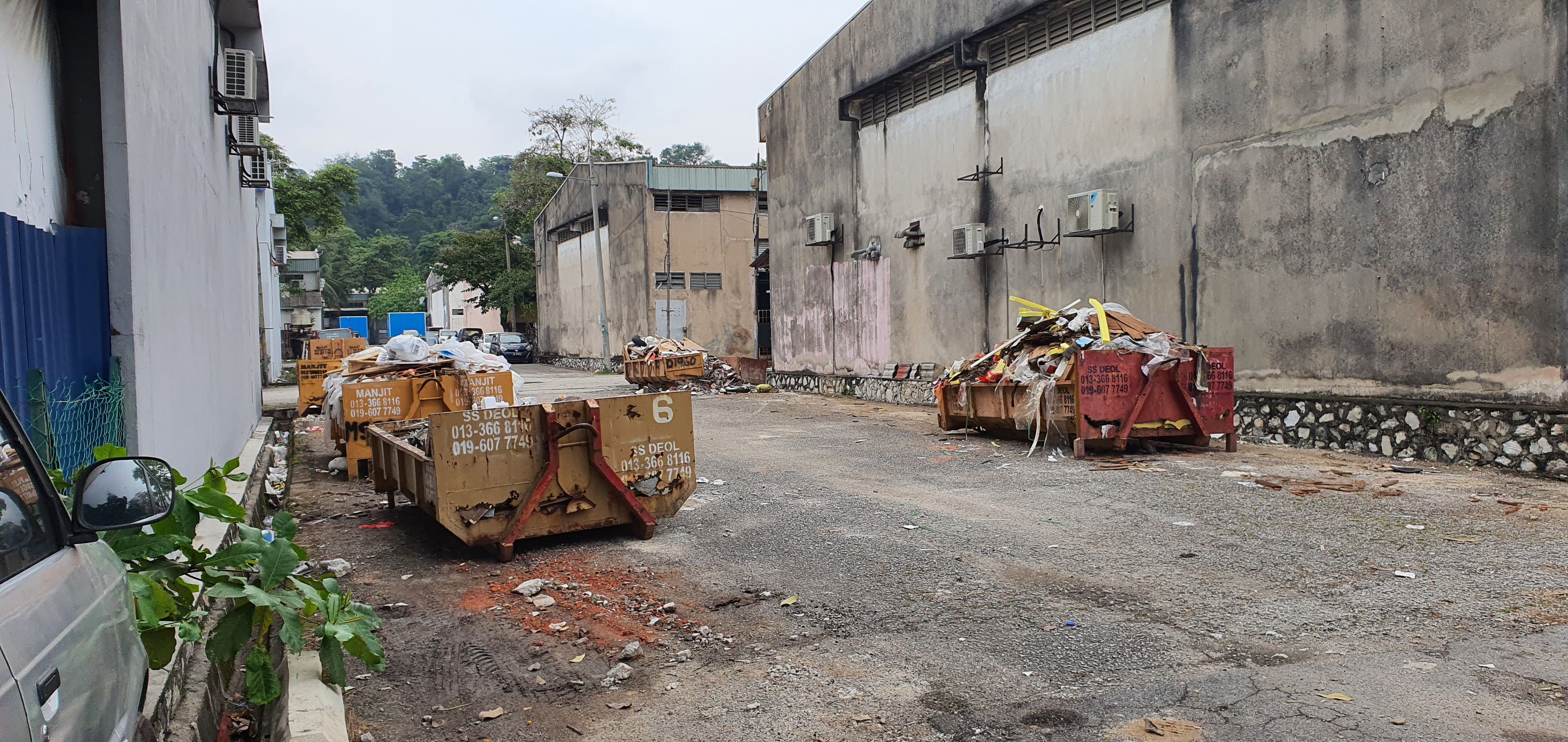 工业区小巷沦为货仓置10垃圾槽  执法官上门取缔.促承包商速清空