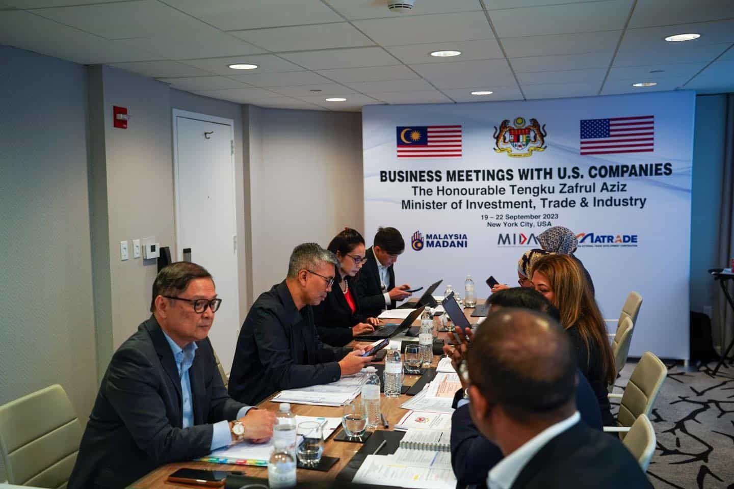 扎夫鲁赞安华是顶级推销员 为马来西亚继续吸引大量外资 