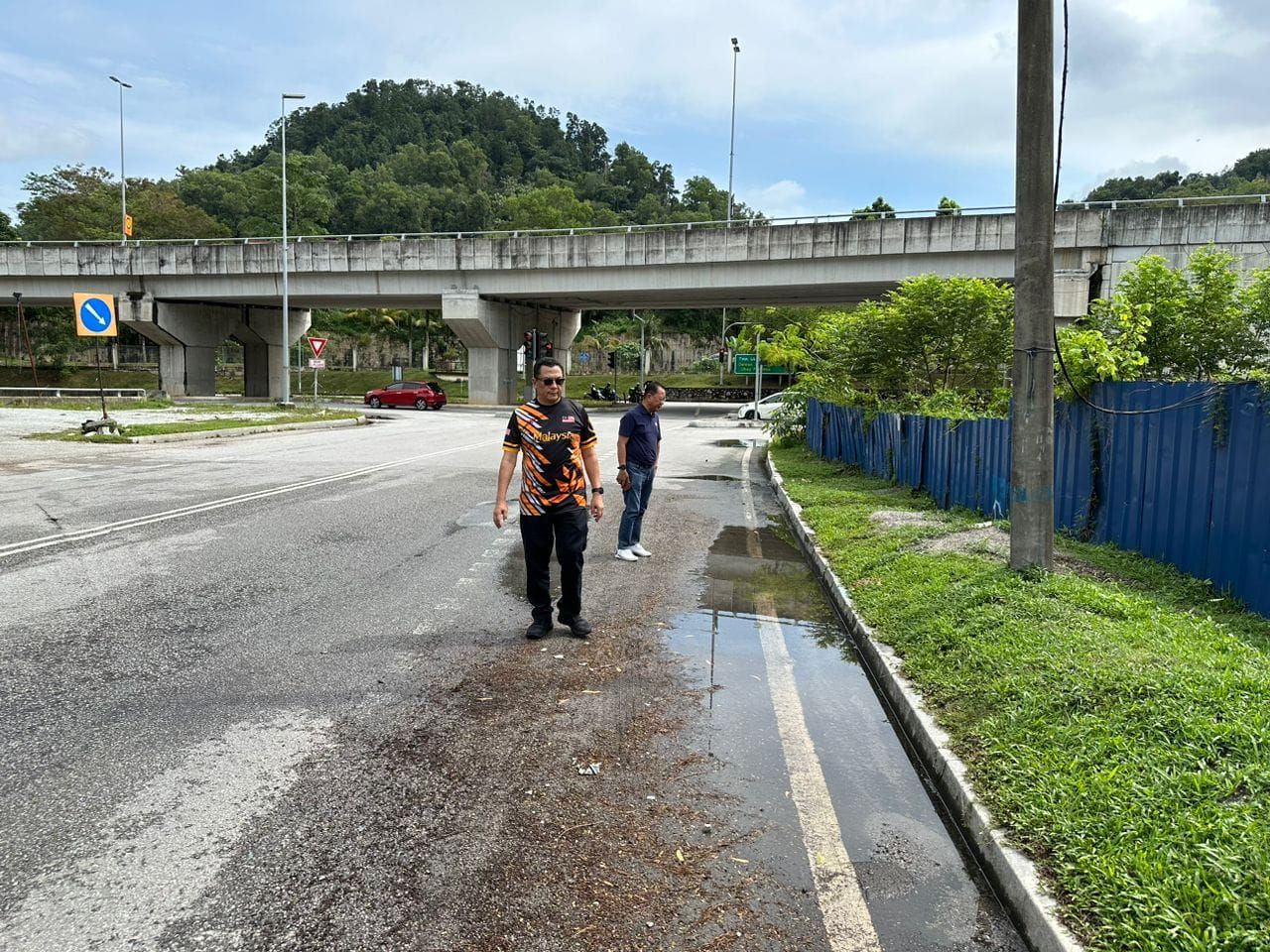 居民投诉路面积水 甘里卡马鲁丁亲自巡视寻对策