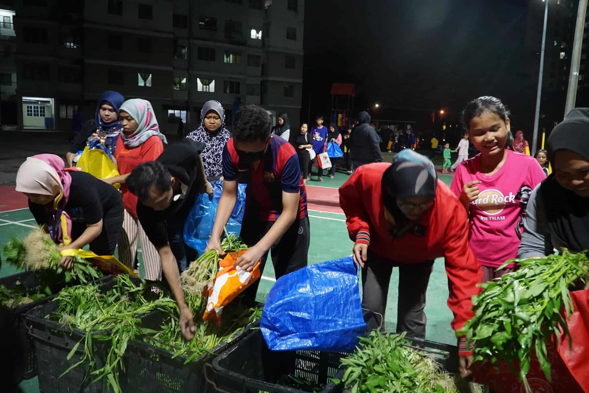 依兹祖安组屋区派蔬菜  每晚不同地点让民众受惠