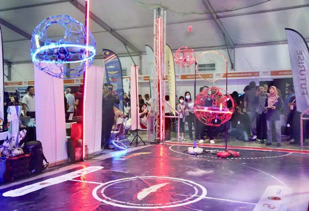 மாநில ஏர் ஷோவில் பார்வையாளர்களுக்கு ட்ரோன் ஸ்போர்ட்ஸ் அகாடமி தொழில்நுட்பத்தைப் பகிர்ந்து கொள்கிறது