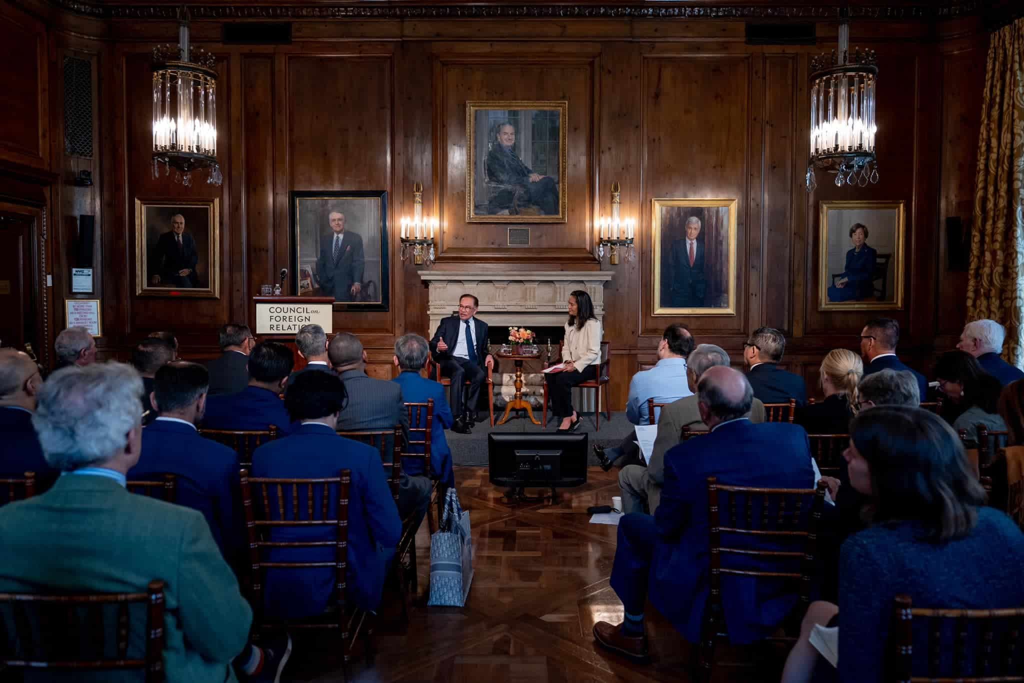 美国是传统盟友.中国关系密不可分  安华：两国较劲置大马享独特地位