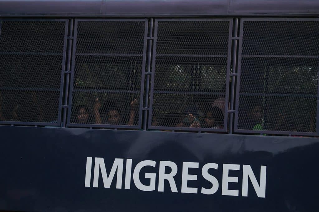 விரைவு பேருந்தில் சோதனை- எட்டு இந்தியப் பிரஜைகள் உள்பட 12 பேர் கைது