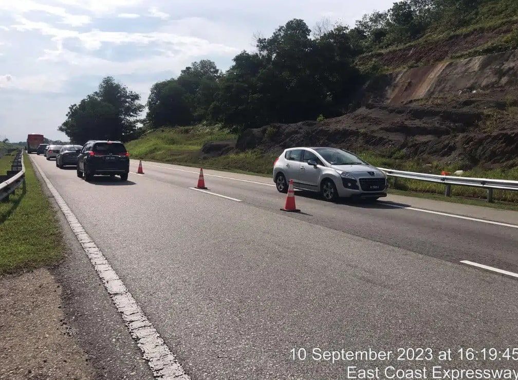 东海岸大道往隆方向路陷  工程部长：已下令立刻修复