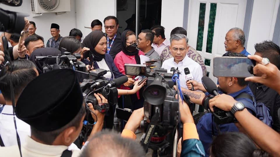 研究向大型社媒平台发执照 法米：让我国媒体取得回酬