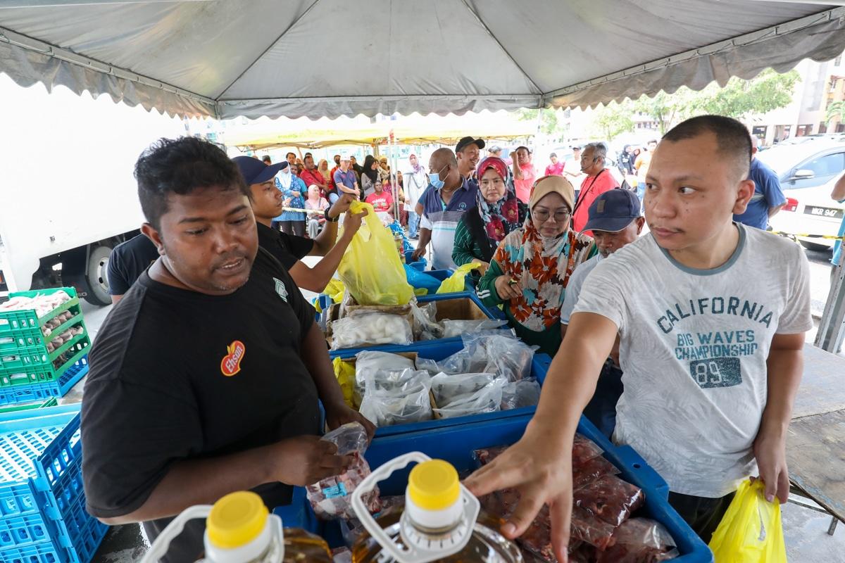 Jualan barangan dapur murah diteruskan ke tiga lokasi hari ini