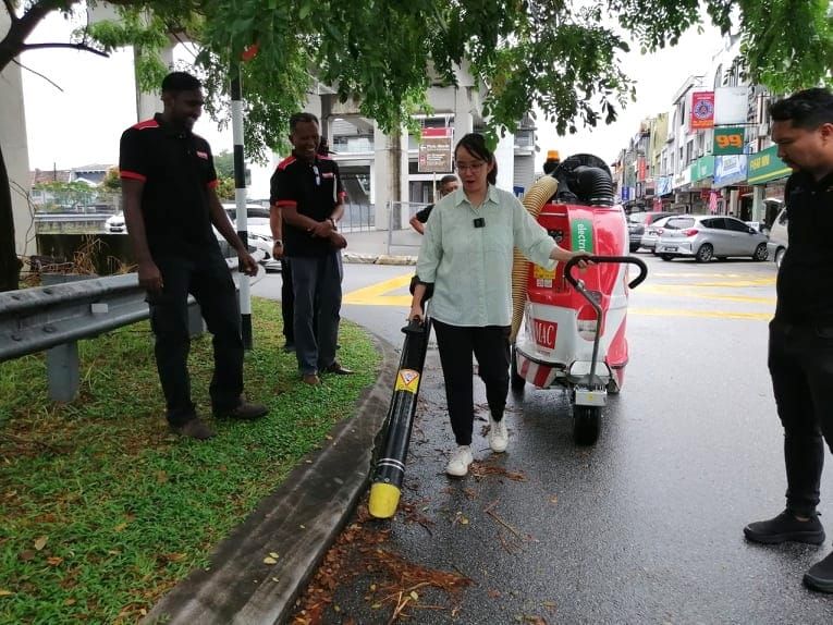 （视频）黄美诗化身清洁工 清理路边垃圾