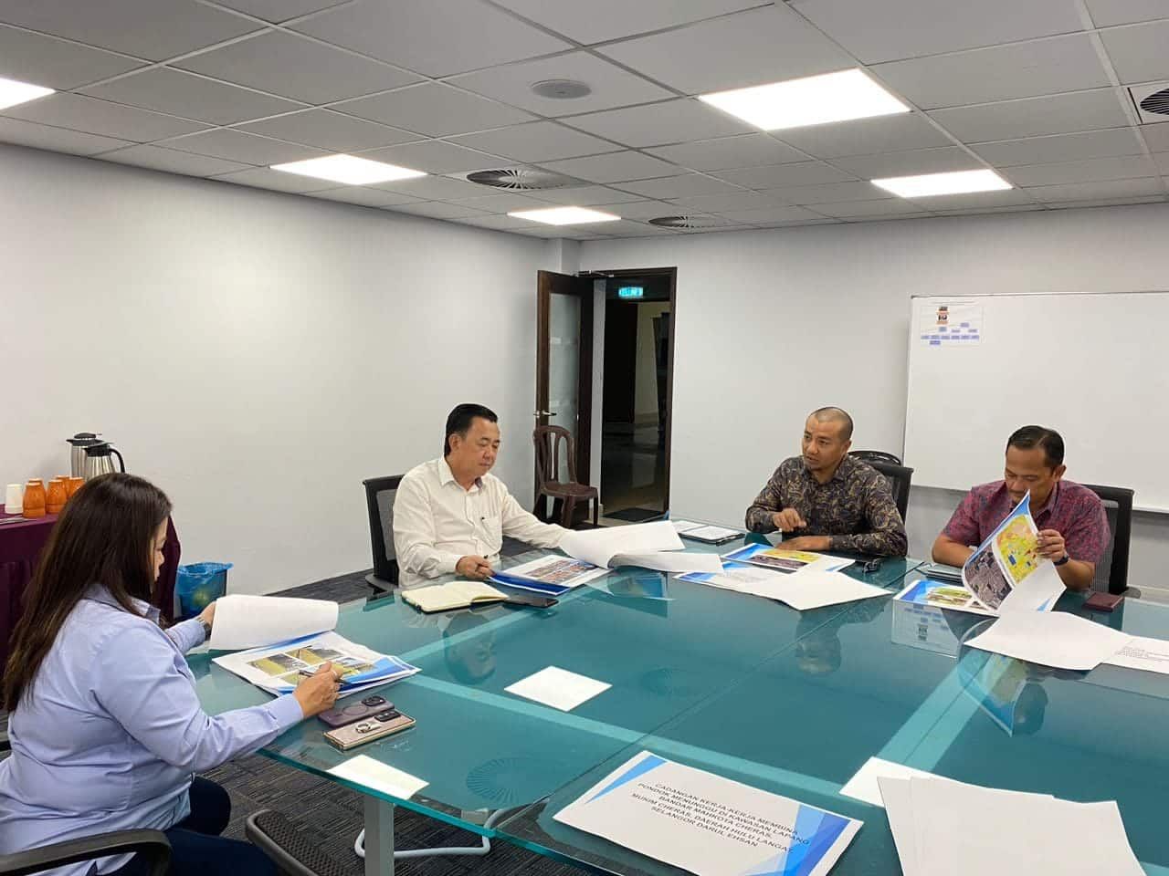 张睷洋与加影市会商议建休息亭   让电召骑士有个歇息处