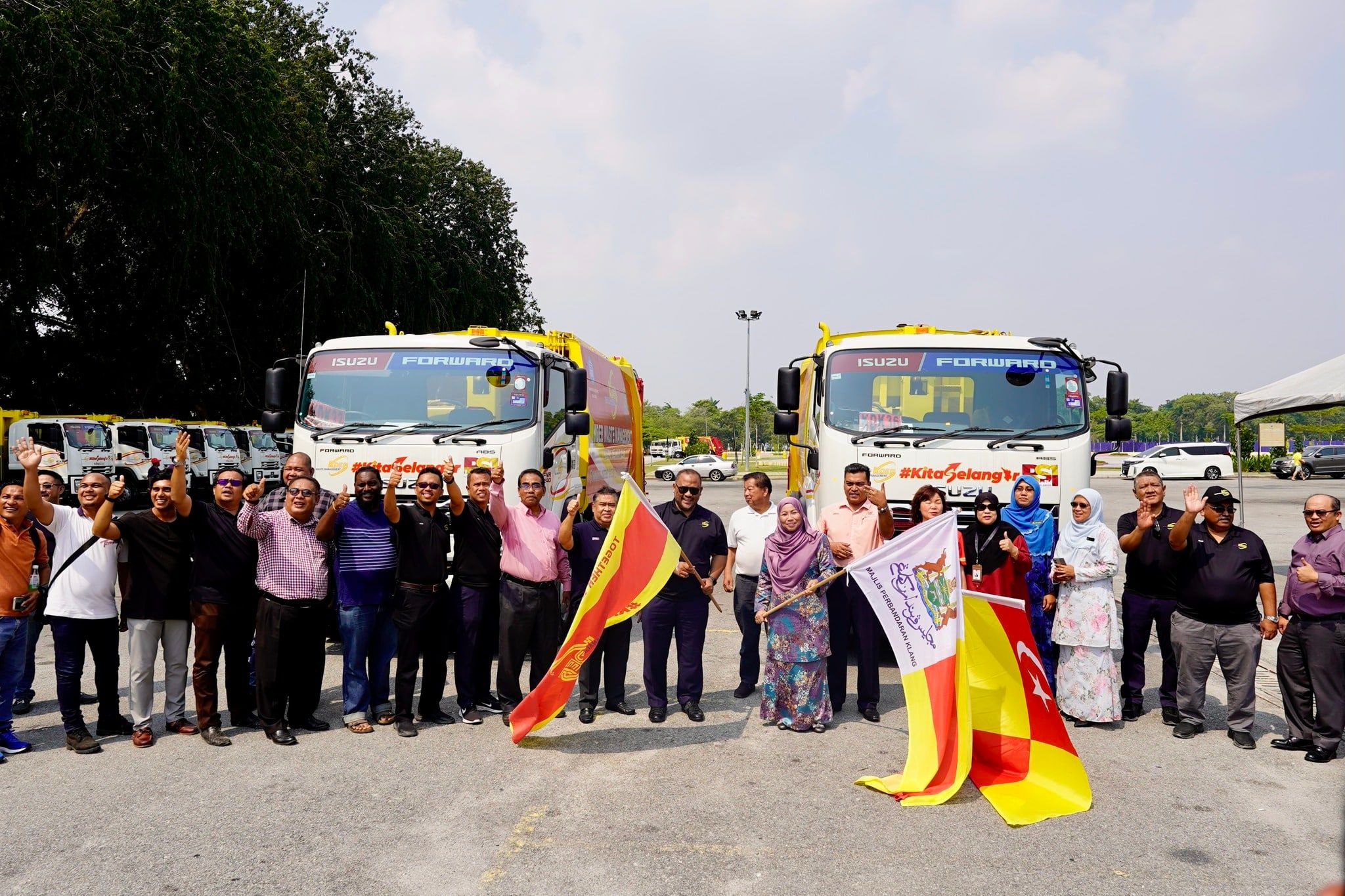 MPK移交71辆红黄色压缩垃圾车  予管辖区卫生承包商