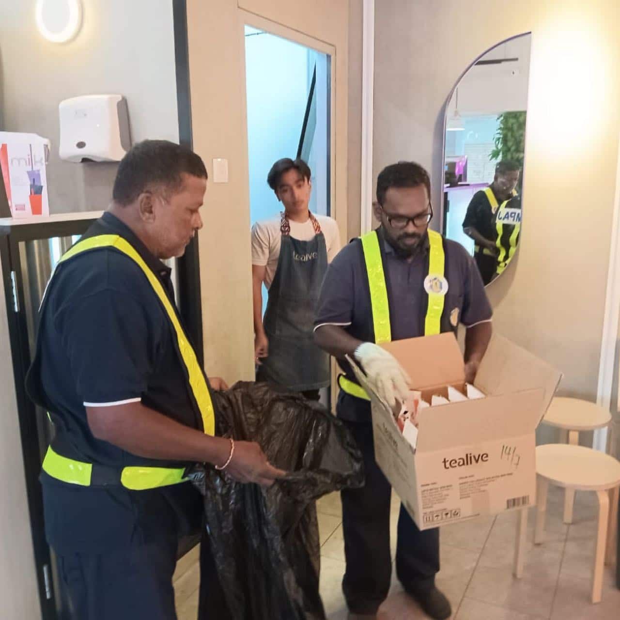 安邦市会响应环保 回收65个饮料盒再循环