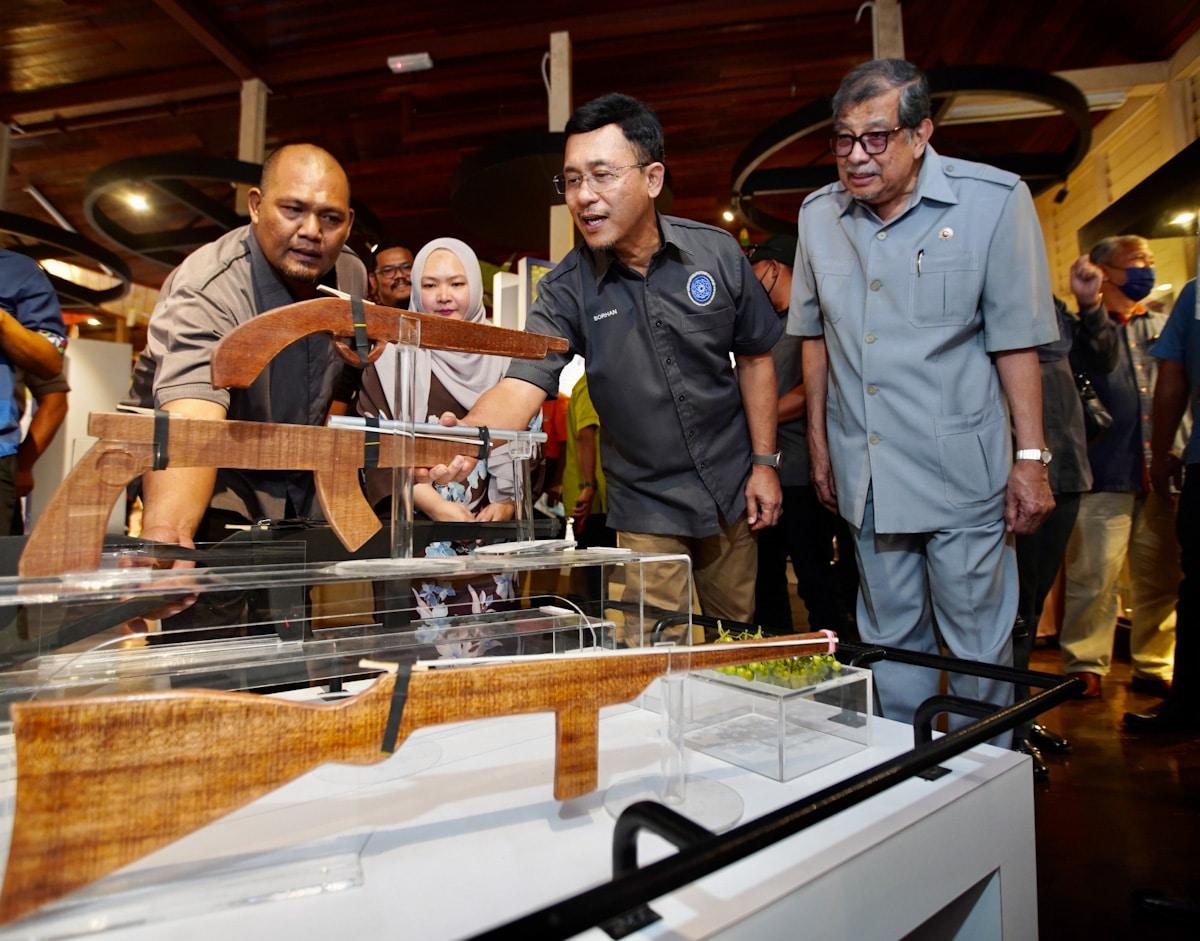 Kapal korek terbesar diubah suai muzium, lonjak industri pelancongan negeri