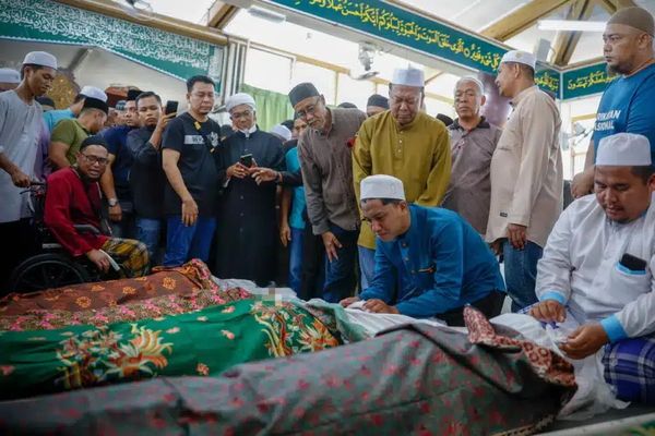 ஆறு குடும்ப உறுப்பினர்களின் உடல்கள் பரிட் ஜாவாவில் அடக்கம்