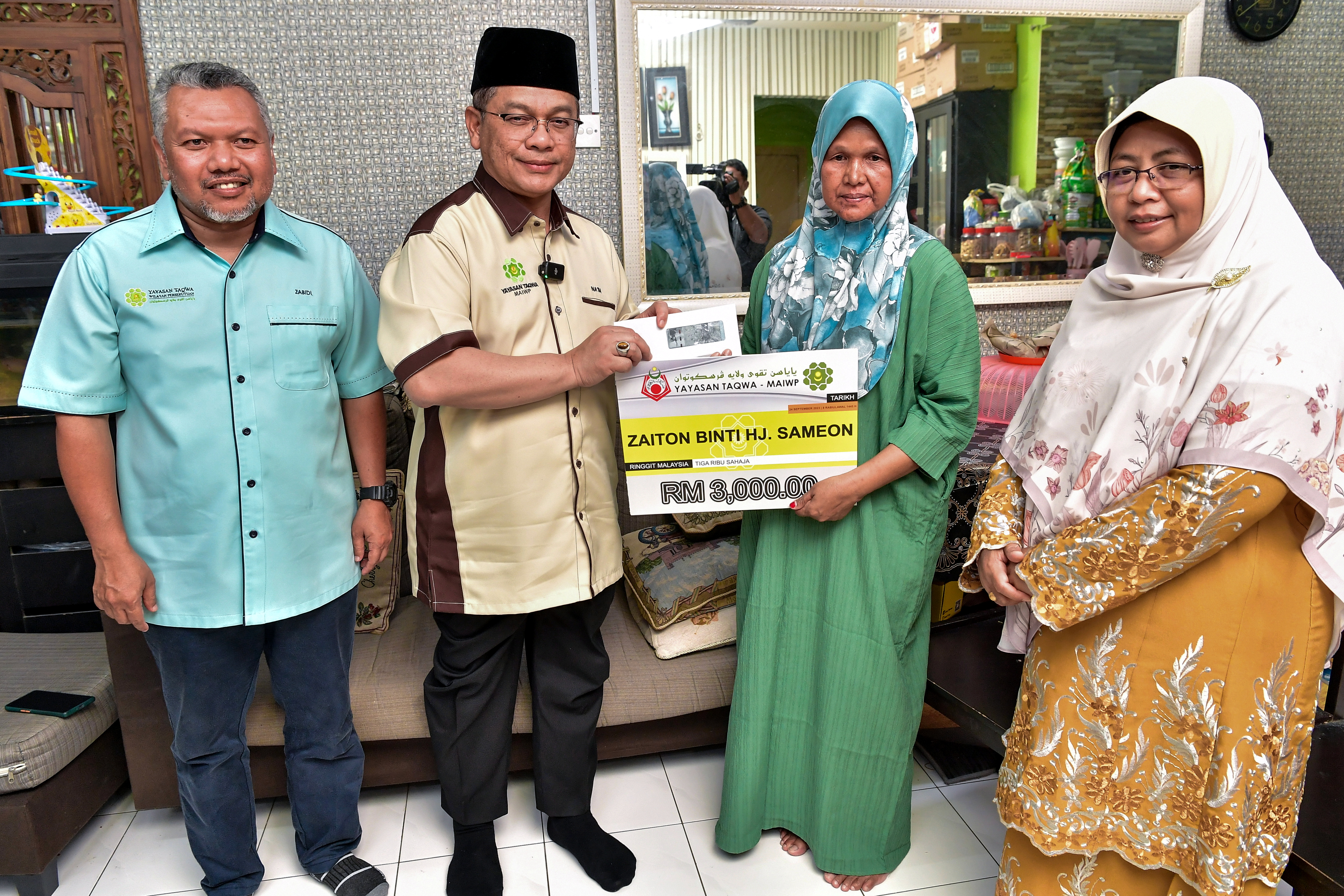 Keperitan hidup Zaiton Sameon dapat perhatian, terima bantuan prihatin Madani