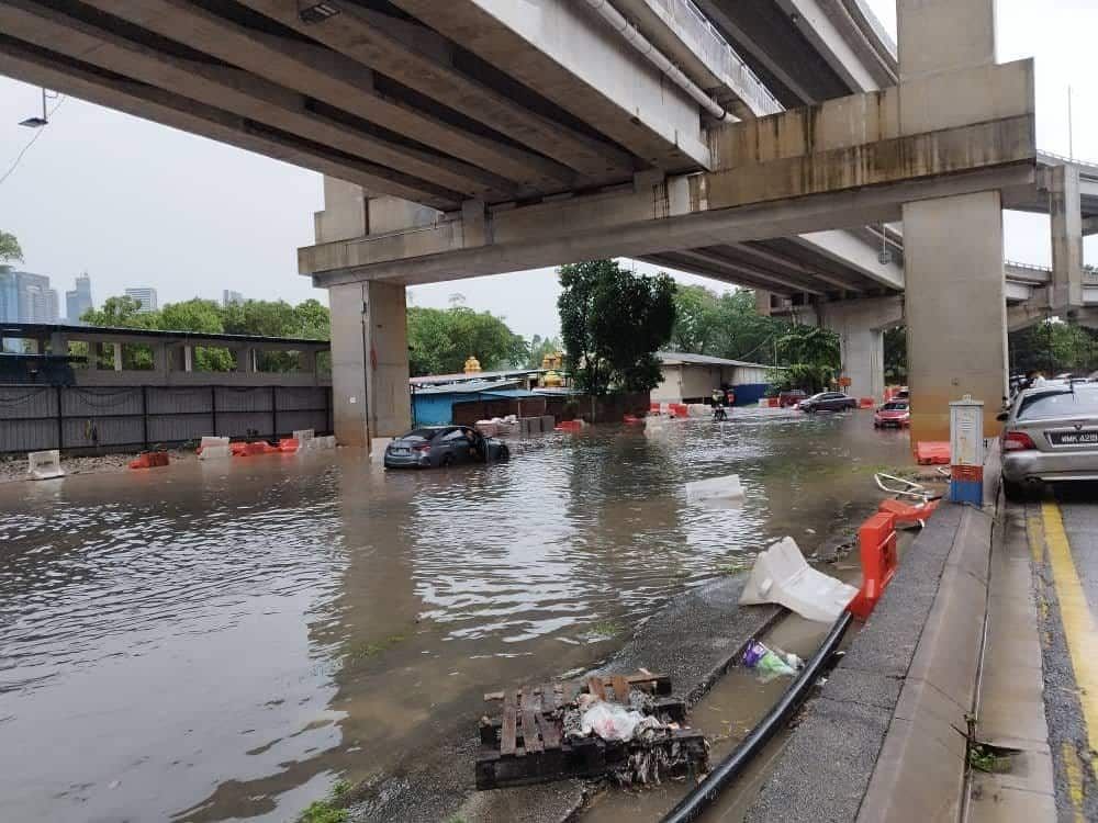 （视频）隆昨大水灾.MPV车浮游 交警勇跳水救司机脱困