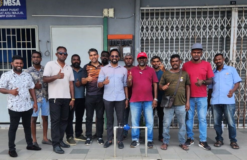 புக்கிட் கெமுனிங் லோட் நிலக் குடியிருப்புகளுக்குச் சட்டமன்ற உறுப்பினர் பிரகாஷ் வருகை- மக்களிடம் குறைகளைக் கேட்டறிந்தார்