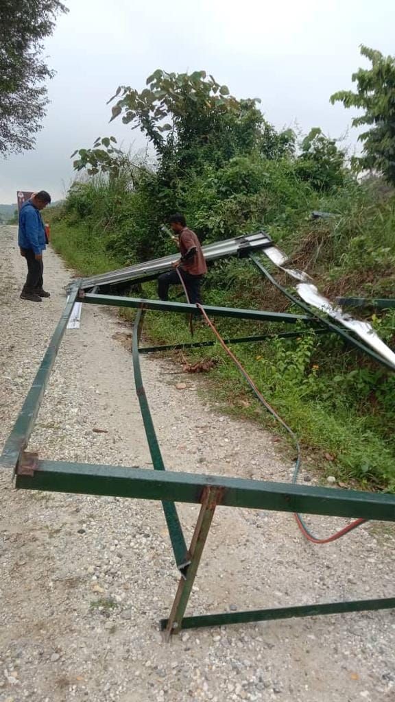 MPHS roboh 23 struktur papan iklan haram di lebuh raya Plus