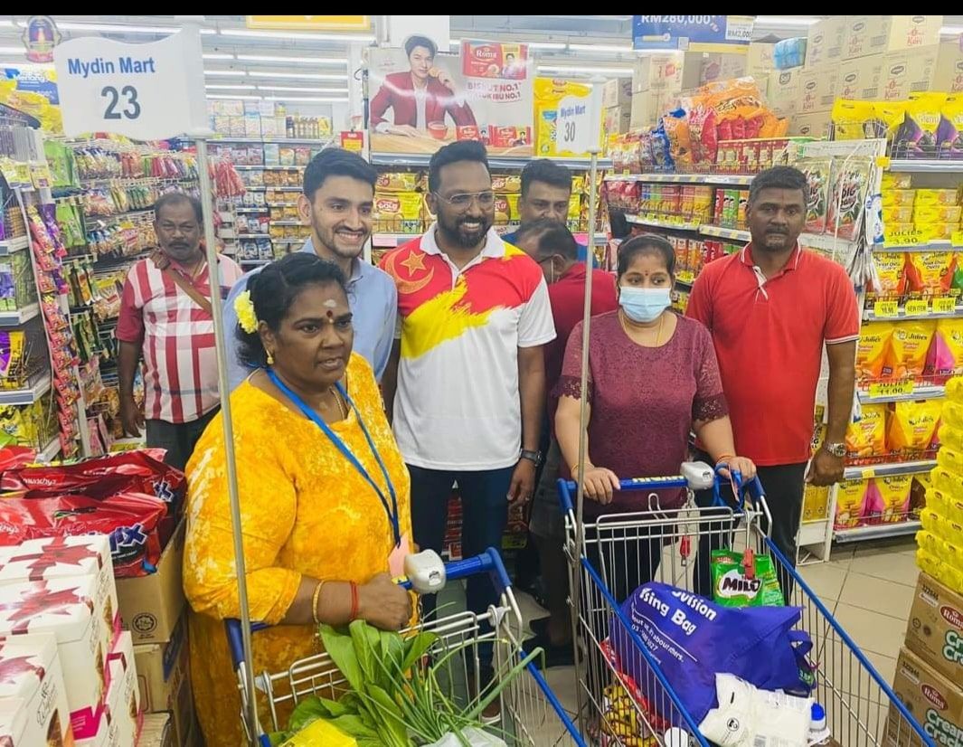 கோத்தா கெமுனிங் தொகுதியில் 450 பேருக்குத் தீபாவளி ஷோம் ஷோப்பிங் பற்றுச் சீட்டுகள் விநியோகம்